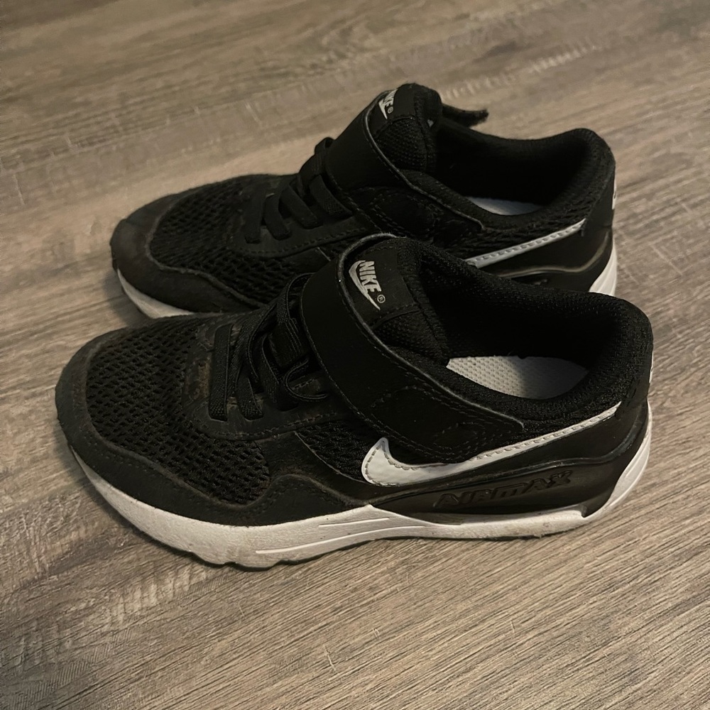 Boy’s Nike Airmax size 11 little boys
